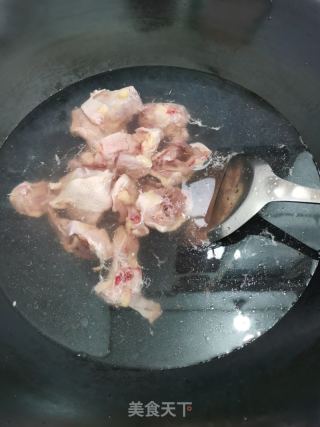 六旺子鸡汤的做法步骤：2
