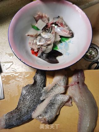 皮蛋鲈鱼粥的做法步骤：1