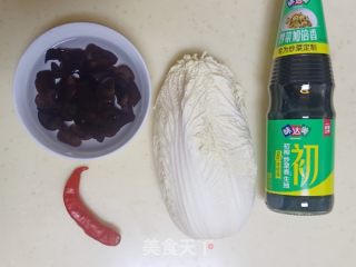 清炒白菜木耳的做法步骤：1