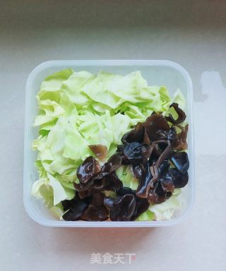 木耳炒包菜的做法步骤：1