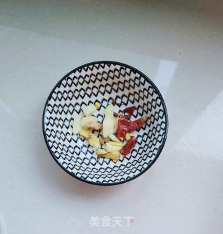 木耳炒包菜的做法步骤：2