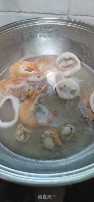 海鲜汤面的做法步骤：5