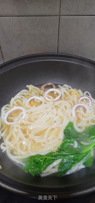 海鲜汤面的做法步骤：9
