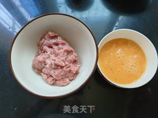 鸡蛋肉丸汤的做法步骤：1