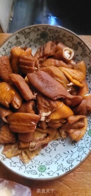 蒜苗炒卤大肠的做法步骤：1