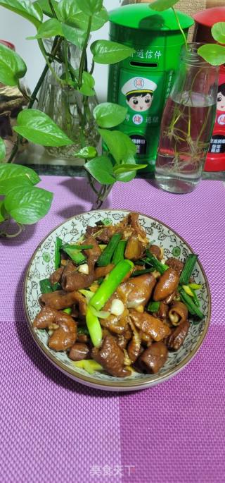蒜苗炒卤大肠的做法步骤：9