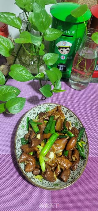 蒜苗炒卤大肠的做法步骤：10