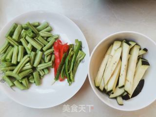 茄子炒豆角的做法步骤：1