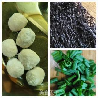 肉丸子虾皮紫菜汤的做法步骤：1