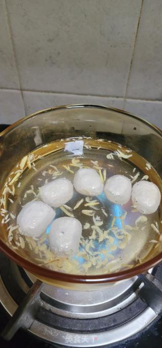 肉丸子虾皮紫菜汤的做法步骤：2