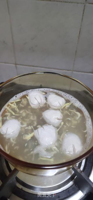 肉丸子虾皮紫菜汤的做法步骤：3