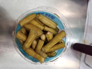 酸豆角炒肉的做法步骤：2