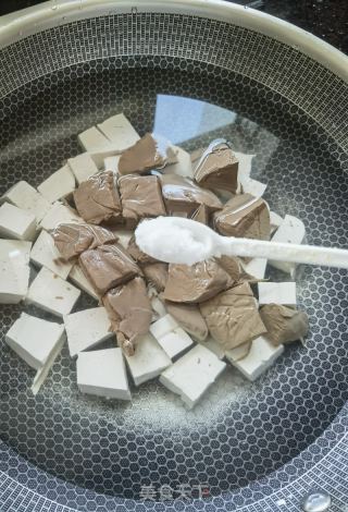 鸭血豆腐煲的做法步骤：1