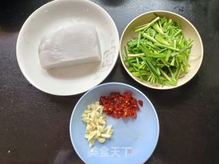 韭菜炒红薯片的做法步骤：1