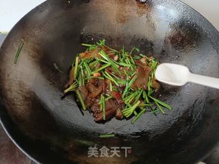韭菜炒红薯片的做法步骤：7