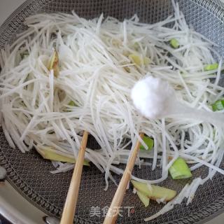 白萝卜虾皮汤的做法步骤：4