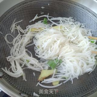 白萝卜虾皮汤的做法步骤：5