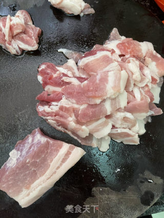 京葱炒五花肉的做法步骤：1