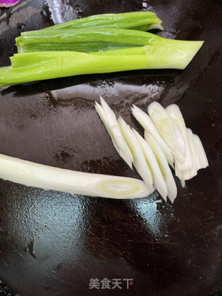 京葱炒五花肉的做法步骤：2