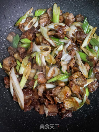 京葱炒五花肉的做法步骤：7