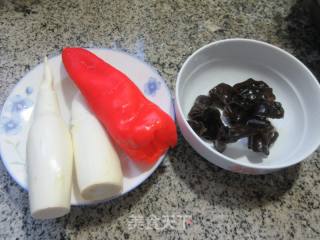 黑木耳红椒炒茭白的做法步骤：1