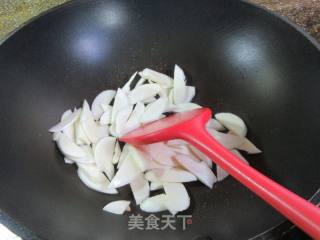 黑木耳红椒炒茭白的做法步骤：4