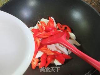 黑木耳红椒炒茭白的做法步骤：5