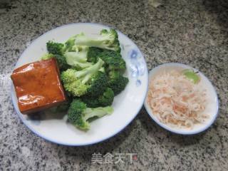 虾皮香干炒西兰花的做法步骤：1