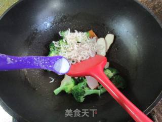 虾皮香干炒西兰花的做法步骤：5