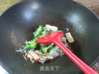 虾皮香干炒西兰花的做法步骤：6
