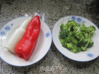 红椒茭白炒西兰花的做法步骤：1