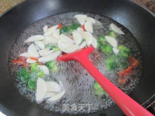 红椒茭白炒西兰花的做法步骤：3