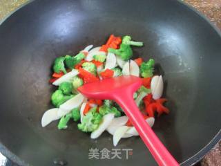 红椒茭白炒西兰花的做法步骤：4