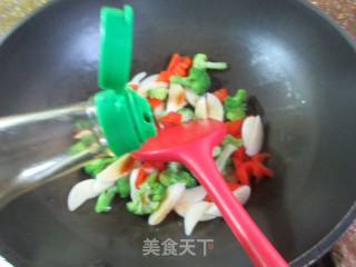 红椒茭白炒西兰花的做法步骤：5