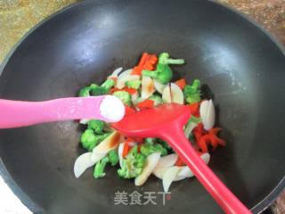 红椒茭白炒西兰花的做法步骤：6