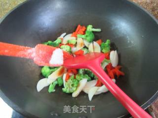 红椒茭白炒西兰花的做法步骤：7