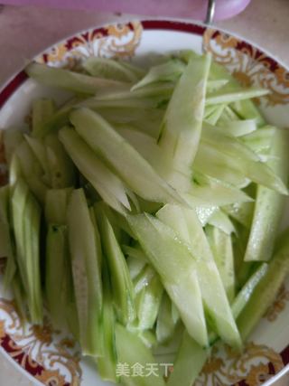 黄瓜炒肉的做法步骤：2