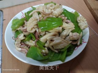 生鲜鱿鱼炒牛角椒的做法