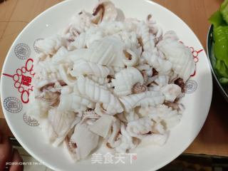 生鲜鱿鱼炒牛角椒的做法步骤：1