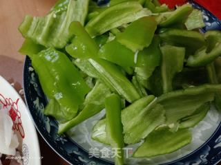 生鲜鱿鱼炒牛角椒的做法步骤：2