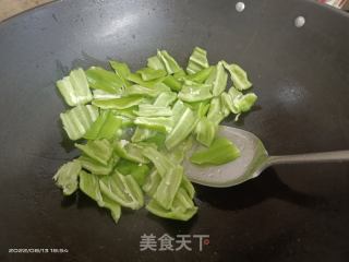 生鲜鱿鱼炒牛角椒的做法步骤：3