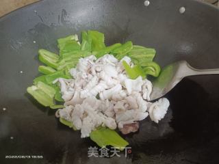 生鲜鱿鱼炒牛角椒的做法步骤：4