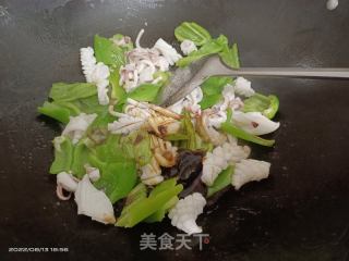 生鲜鱿鱼炒牛角椒的做法步骤：5