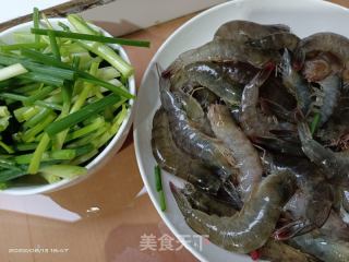 油焖虾的做法步骤：1