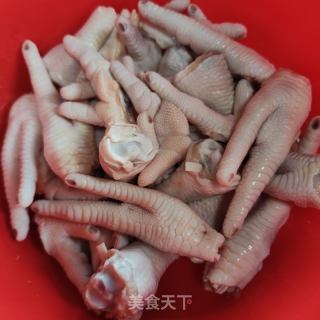 红烧鸡爪的做法步骤：1