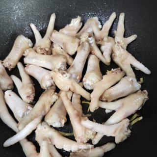 红烧鸡爪的做法步骤：4