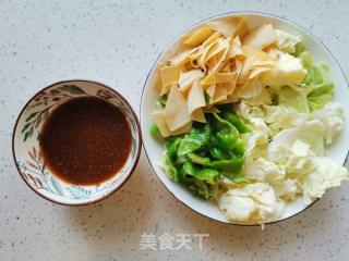 包菜炒干豆腐的做法步骤：1