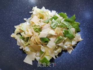 包菜炒干豆腐的做法步骤：2