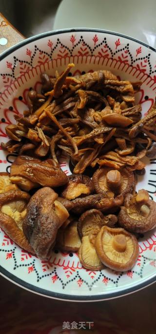 双菇焖鸡块的做法步骤：3