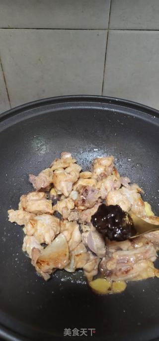 双菇焖鸡块的做法步骤：6
